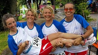 <p>Andrea Dieter, Christina Nolte und Angela Zacher (von links) nehmen Carola Thome auf den Arm, die als vierte Starterin in der 2. Hessenliga dabei war.</p>