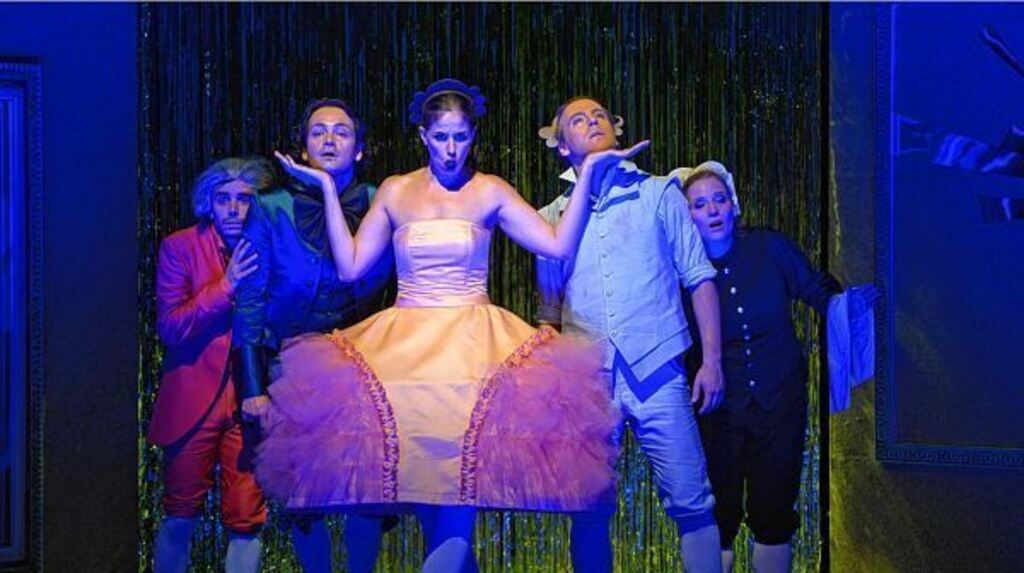 <p>Lehren uns mit "Mozart in Moskau" Humor, aber nicht das Fürchten (v.l.): Sebastian Brummer, Christian Sturm, Ludovica Bello, Nikola Diskic, Birte Hebold.</p>