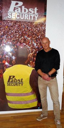 <p>Marcus Pabst im Büro seiner Firma Pabst Security Solutions in Hofheim.</p>