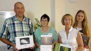 <p>Visuelle Lesung: Fotograf Thomas Sautter (v.l.), Altenbetreuerin Mario Dorn, Autorin Monika Barmann und Paktikantin Laura Goetz.</p>