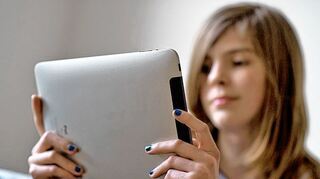 <p>Über den Umgang mit Medien auf transportablen Geräten - wie diesem sogenannten Tablet-PC - können Jugendliche etwas lernen.</p>