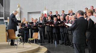 <p>Nach 46 Jahren legt Gerhard Wind (l.) den Taktstock für immer zur Seite. Der Chordirektor verabschiedete sich mit einem Konzert in der Kirche St. Andreas.</p>