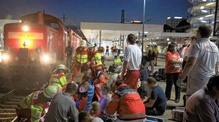 <p>Am Sammelplatz am Bahnsteig 3: Hier versorgen Sanitäter und Notärzte die Verletzten, links sieht man den Rettungszug der Bahn.</p>