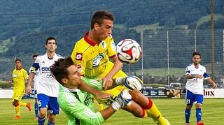 <p>Janik Haberer (rechts) ging auch im Trainingslager voll zur Sache und geht das Abenteuer Bundesliga durchaus selbstbewusst an.</p>