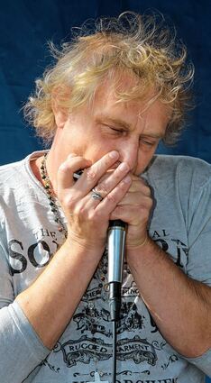 <p>Er hat den Blues im Blut: Didi Dynamite ist mit Stimme und Mundharmonika der Kopf von The Dynamite Daze.</p>