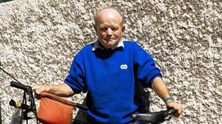<p>Weltumradler Heinz Stücke steht hinter seinem Fahrrad.</p>