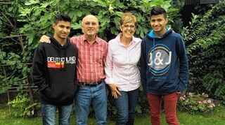 <p>Margit und Gerd Kaltenmeier (Mitte) sind für Eric (links) und seinen Zwillingsbruder Steaven die "deutschen Großeltern".</p>