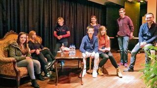 <p>Die Teilnehmer und Organisatoren des Abends freuen sich gemeinsam über eine erfolgreiche Veranstaltung.</p>