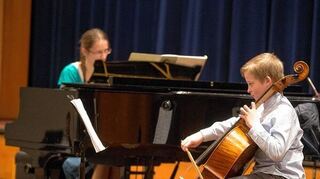 <p>Talentierte Musikschüler beim Konzert im Bürgerhaus: Mark Pavin, begleitet von Amelie Hoppler, Amelie von Blücher (r.o.) und Kim Heidemann (r.u.).</p>