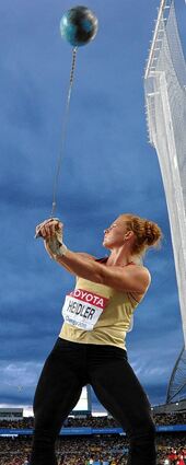 <p>Prominente deutsche Sportler, darunter Betty Heidler (Bild) und Robert Harting, kritisieren gemeinsam mit Michael Lehner öffentlich das Anti-Doping Gesetz. "Das Gesetz soll Athleten schützen, aber dieser Entwurf macht sie angreifbar", sagte Heidler. Die Hammerwerferin ist hier bei den Weltmeisterschaften in Korea zu sehen. Dort gewann sie die Silbermedaille.</p>