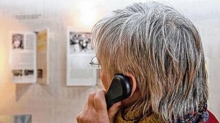 <p>Unter Assistenz von Daniela Stolleisen (oben, r.) begreift Ann-Kathrin Gruen im wahrsten Sinne des Wortes ein Holzmodell des Schlosses. Akustikstationen und ein Plan in Blindenschrift helfen und informieren beim Rundgang.</p>