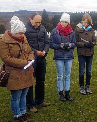 <p>Studentinnen und Christian Specht lesen aus Soldatenbriefen vor.</p>