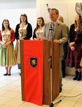 <p>Schriesheims Bürgermeister Hansjörg Höfer umrahmt von Weinhoheiten.</p>