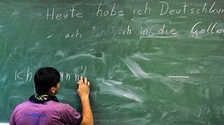 <p>"Heute habe ich Deutschkurs": Ein Flüchtling schreibt während einer Sprachstunde in Wien auf eine Tafel.</p>