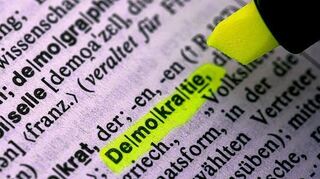 <p>Demokratie ist nicht bloß eine Staatsform, sondern eine Übereinkunft des Zusammenlebens, die unaufhörlich erkämpft und eingelöst werden muss, sagt der "Duden".</p>