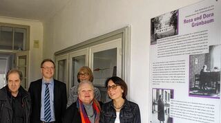 <p>Hans-Joachim Hirsch (v.l.) und Ulrich Nies vom Stadtarchiv mit Schoschana Maietk-Drzevitzky, und den Lehrerinnen Ute Lurk-Neumeier und Eva Zegowitz-Vock.</p>