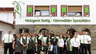 <p>Das Team der Metzgerei Rettig vor dem Stammhaus in Mitlechtern.</p>