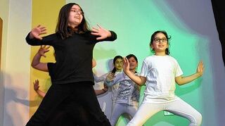 <p>Die Tanzgruppe trat zu Beginn des Programms gestern Nachmittag auf. Das "Kurzschluss"-Festival geht heute weiter.</p>