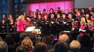 <p>Romantische Lieder von Robert Schumann und der japanischen Kirschblüte intonierte die Melanchthonkantorei in der Epiphaniaskirche.</p>