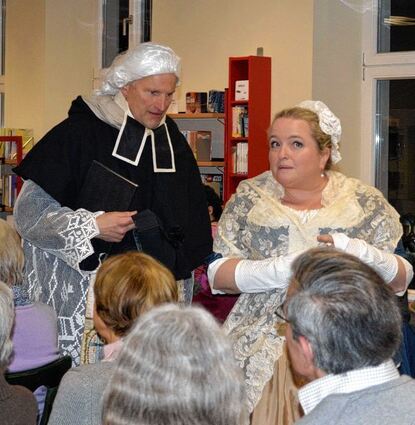 <p>Bei der Jubiläumsfeier "1250 Jahr Seckenheim" in der Bücherei wurden verschiedene historische Szenen nachgespielt wie zu m Beispiel ein Treffen der Frau des kurfürstlichen Kutschers mit Pater Seeberg.</p>