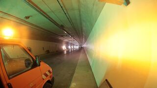 <p>Schriesheim. Branichtunnel. Reportage zum Baufortschritt. Im Bild: Rund um und im Tunnel wird gebaut, Kabel gezogen, Sicherheitstechniken installiert und vieles mehr, um rechtzeitig zum gewünschten Eröffnungstermin im Sommer 2016 fertig zu sein. Im Tunnel unterwegs - Tunneleinblicke. Bild: Christoph Bluethner, www.bluethnerbilder.de</p>