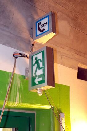 <p>Schriesheim. Branichtunnel. Reportage zum Baufortschritt. Im Bild: Rund um und im Tunnel wird gebaut, Kabel gezogen, Sicherheitstechniken installiert und vieles mehr, um rechtzeitig zum gewünschten Eröffnungstermin im Sommer 2016 fertig zu sein. Fluchttüren und Schilder weisen den Weg in die Sicherheit - falls mal wirklich was passieren sollte. Bild: Christoph Bluethner, www.bluethnerbilder.de</p>