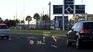 <p>Das vollfarbige Head-Up-Display blendet Informationen in die Frontscheibe ein</p>