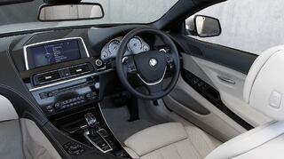 <p>Die Mittelkonsole ist deutlich fahrerorientiert</p>