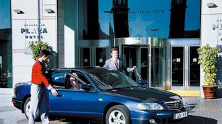 <p>Zum Modelljahr 2001 erhielt das Mazda-Flaggschiff einen auffälligeren Chromgrill im neuen Markenstil und größere Scheinwerfer.</p>