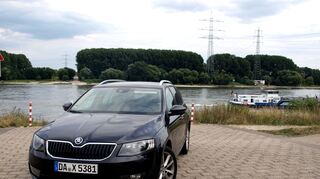 <p>Der neue Skoda Octavia Combi sprengt mit seinen Abmessungen nicht nur den Rahmen der Kompaktklasse. Das Volumenmodell des tschechischen Herstellers ist mittlerweile so gut, dass selbst eingefleischte VW-Fahrer Tribut zollen</p>