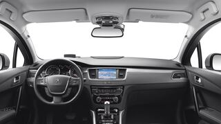 <p>Das Cockpit wirkt schick und hochwertig</p>