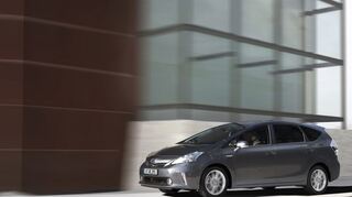 <p>Elektro- und Benzinmotor verschmelzen für den Fahrer völlig unauffällig zum Hybrid und kommen gemeinsam auf 100 kW/136 PS.</p>