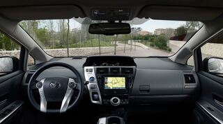 <p>Im Innenraum fällt besonders das Cockpit auf. Es ist nicht direkt dem Fahrer zugewandt, worunter Übersichtlichkeit und Bedienbarkeit leiden.</p>