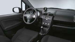 <p>Das Cockpit ist zwar ergonomisch angelegt und intuitiv bedienbar, doch es dominiert Hartplastik, was den ansonsten guten Eindruck ein wenig trübt.</p>