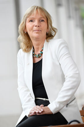 <p>mid Düsseldorf - Jutta Bernhard zollt Hagen Sabetzkis Lebensleistung und dessen Beitrag für den Automobil-Journalismus großen Respekt.</p>