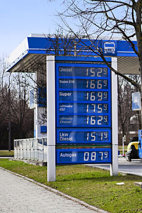 <p>mid Düsseldorf - Fahrer eines Diesel-Pkw sollten keinen Lkw-Diesel tanken. Der ist zwar etwas günstiger, schadet langfristig aber dem Motor.</p>