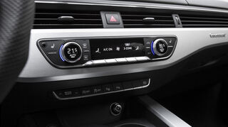 <p>mid Düsseldorf - Das Interieur hat Audi beim neuen A4 umfangreich überarbeitet: Zur Austattung zählen eine beheizte Frontscheibe, Drei-Zonen-Klimaautomatik, animierte Instrumente und die Vernetzung inklusive WLAN-Funkwabe.</p>