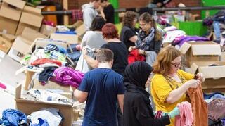 <p>Freiwillige Helfer sortieren in Dortmund Kleiderspenden für Flüchtlinge. Die Einfühlsamkeit der vielen Ehrenamtlichen in Deutschland ist erstaunlich, schreibt Roland Ullmann.</p>