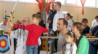 <p>Das Ziel liegt augenscheinlich in Reichweite: Treffer werden mit bunten Ostereier belohnt. Schütze Felix (v.l.), Papa Harry, Schwester Marie und Mutter Maren Remmele machen gleich in Familienstärke beim Bogenschießen mit.</p>