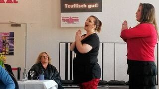 <p>Ewa Niren als Bertha und Melanie Haag als Maggie geben beim Musical in Besten und improvisierten souverän, als bei der Aufführung plötzlich die Technik versagt.</p>