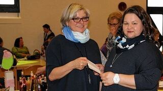 <p>Die Katholische Frauengemeinschaft Sandhofen spendete an die Flüchtlingshilfe: Christa Schwemlein (links), Mitglied des Vorstandsteams der kfd, freute sich mit Sonja Wawszczak, DRK-Einrichtungsleiterin Benjamin-Franklin.</p>