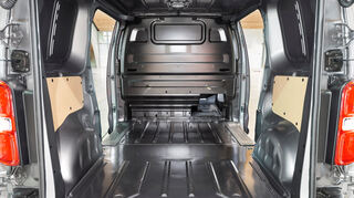 <p>mid Groß-Gerau - Nüchtern aber praxisgerecht: Der Laderaum des Toyota Transporters. Vorne rechts die Durchladeöffnung des Smart Cargo Systems.</p>