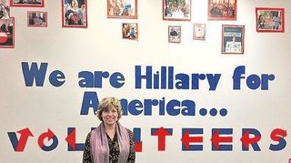 <p>Die Mannheimer Politologin Andrea Römmele in der New Yorker Wahlkampfzentrale - die Botschaft lautet: "Wir sind Hillary für Amerika . . . Freiwillige".</p>
