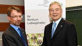 <p>Dr. Klaus Baumann (l.) wird am Klinikum Ludwigshafen Nachfolger von Dr. Manfred Grillo als Chefarzt der Gynäkologie.</p>