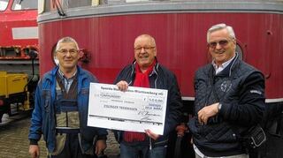 <p>500 Euro spendete der ACV Manheim an die Eisenbahnfreunde von Friedrichsfeld. Darüber freuen sich (v. l.): Gernot Dackermann, Karl W. Herrmann und Peter Meyer.</p>