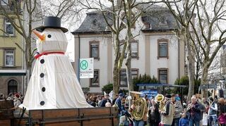 <p>Der Schneemann hat bei bestem Frühlingswetter einen fröhlichen Abgang mit Musik und Geleitzug.</p>
