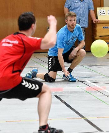 <p>Aus ganz Deutschland kamen die Sportler nach Ludwigshafen: Hier eine Begegnung zwischen TUS Concordia Hülsede (rot) gegen TV Zeilhard (blau).</p>