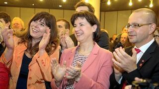 <p>Die SPD-Europaabgeordnete Jutta Steinruck (l.) freute sich bei der Landtagswahl über den SPD-Erfolg. Ein gutes Abschneiden erwartet sie auch bei der Oberbürgermeisterwahl 2017. Unser Bild zeigt sie bei der Wahlparty im Rathaus mit der Landtagsabgeordneten Anke Simon und dem Kämmerer Dieter Feid.</p>