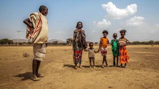 <p>Bora Robu Etu (links) steht mit seiner Familie in der Steppe bei Haro Huba Kabele im Fantale Distrikt, Äthiopien. Aufgrund der Dürre fallen in Äthiopien die Ernten schlecht aus. 435 000 Kinder sind unterernährt.</p>