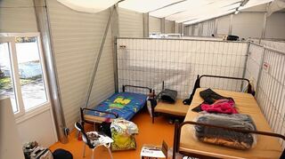 <p>Ein Blick in den Schlafbereich der Notunterkunft am Messplatz. Flüchtlinge beschäftigten die Caritas im vergangenen Jahr intensiv.</p>